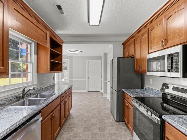 Photo - 105 Dorchester Ln
