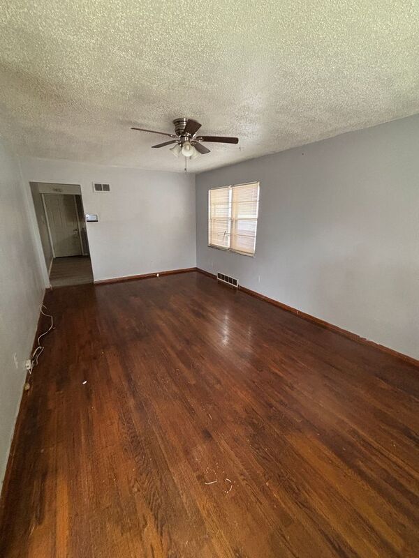 Photo - 924 Elias Ave