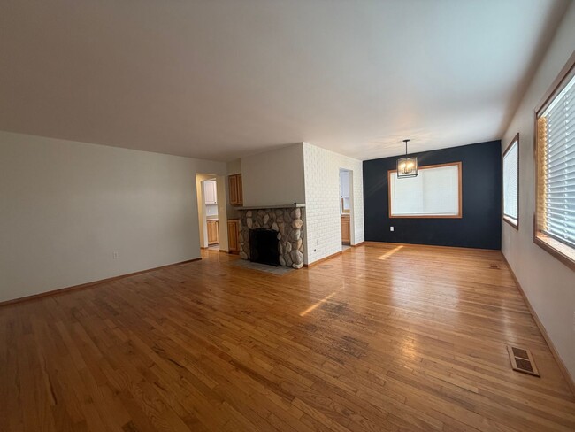 Photo - Beautiful 3 Bedroom Home in Tacoma WA - Apply Today!