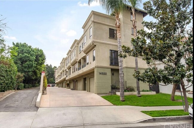 Building Photo - 14322 Dickens St Rental