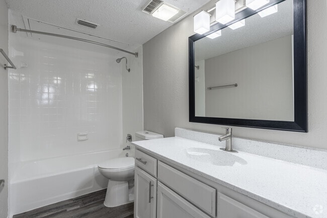 2BR, 2BA - 1,070SF - Bathroom