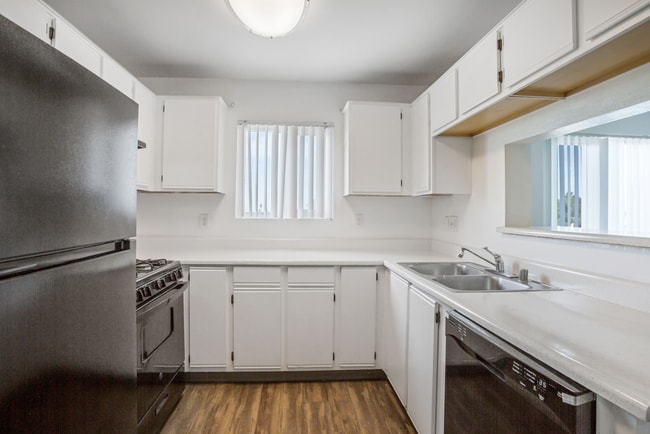 Photo - Harbor City Lights Apartments