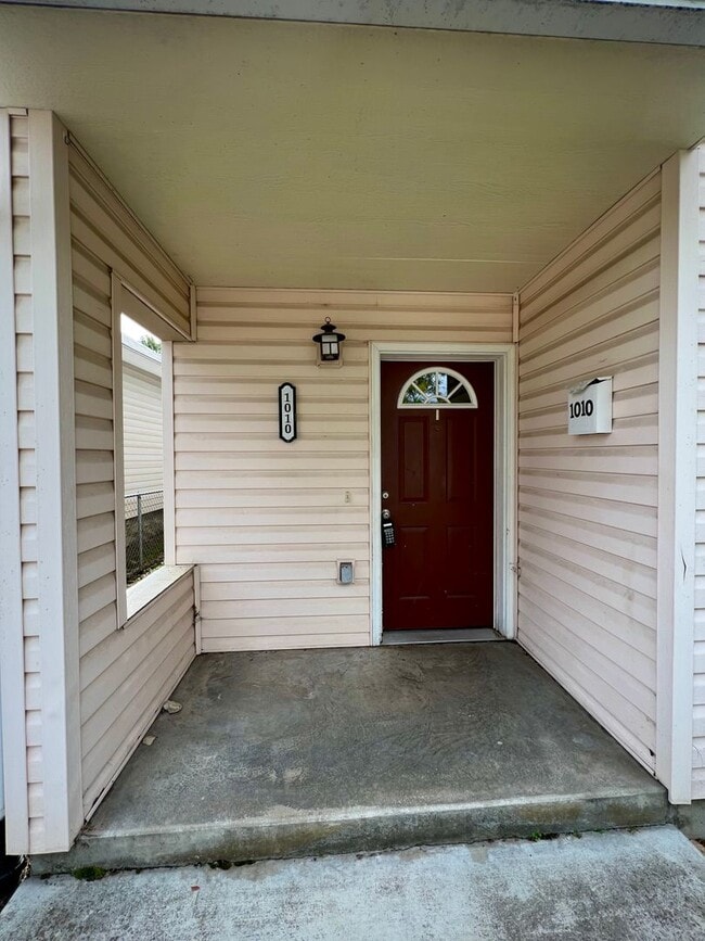 Building Photo - 1008-1010 E. Ermina Unit 1010