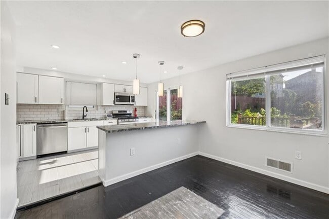 Photo - 1611 Alverado Ave