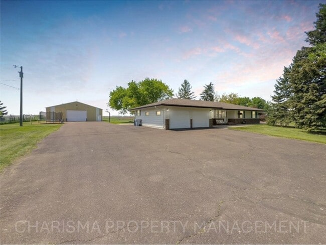 RARE FIND – 5 BED / 3.5 BATH RANCH HOME ON... - RARE FIND – 5 BED / 3.5 BATH RANCH HOME ON...