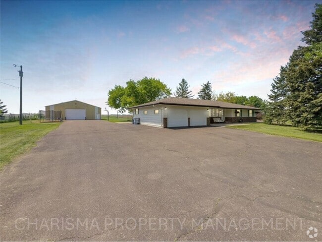 Building Photo - RARE FIND – 5 BED / 3.5 BATH RANCH HOME ON...