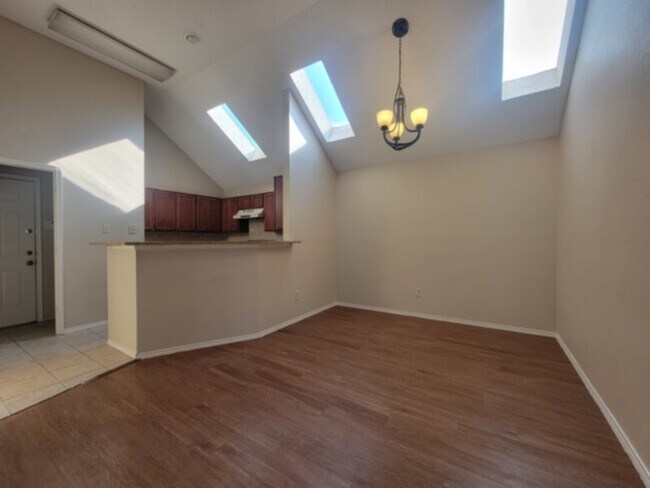 Photo - 932 Winchester Ln