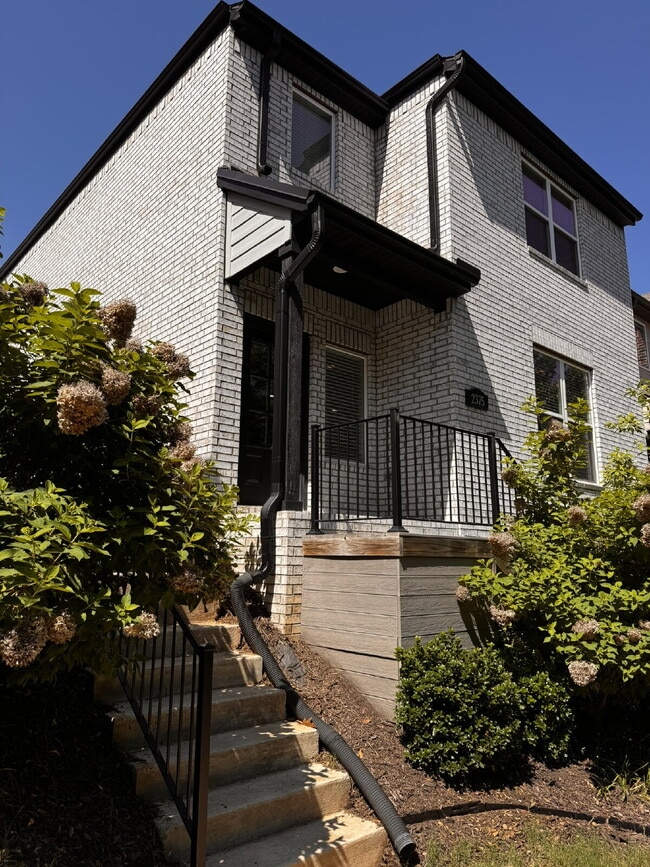 Building Photo - 2375 E Amherst Aly