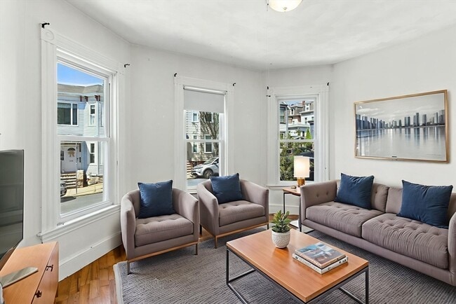 Building Photo - 647 E 3rd St Unit 1