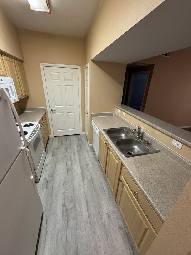 Photo - One bedroom, one full bath, FULL sized washer/dryer, with one carport AND a detached garage Unit 1028