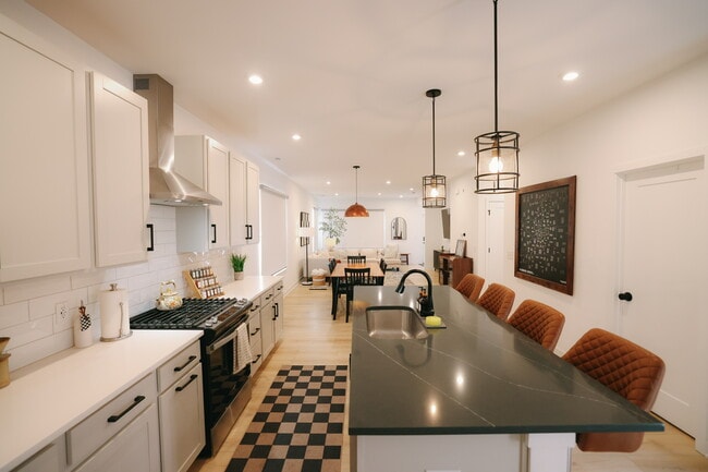 Photo - 1061 W 18th St