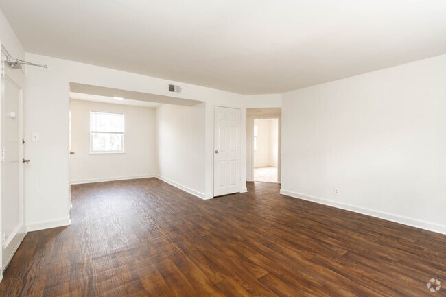 2BR 1BA 783SF