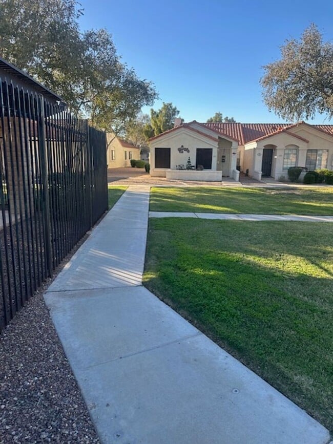 Photo - $2,000 For Rent A Lovely 3 Bed 2 Bath 1.673 Sq. Ft. Condo, all One Level Home in Chandler 85225! Unidad 95