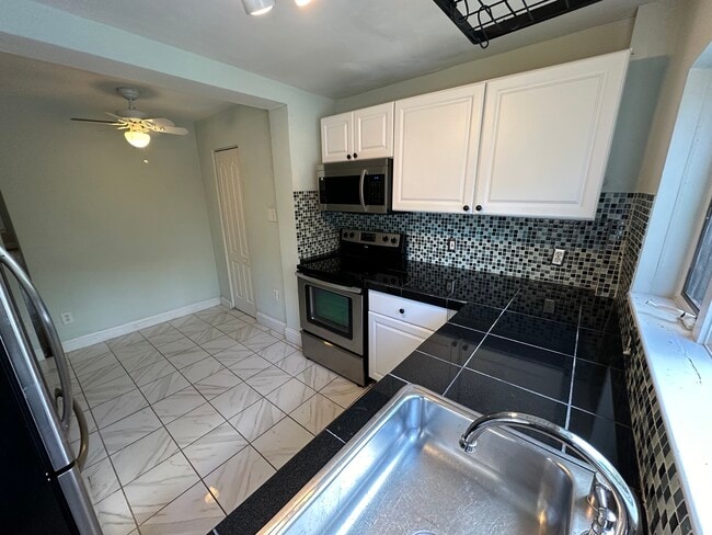 Área de comedor - 2250 Cathedral Ave NW Unidad 1