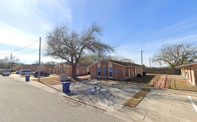 Photo - 924 Flores St