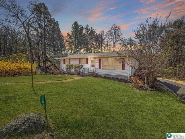 Photo - 308 Hemlock Ln