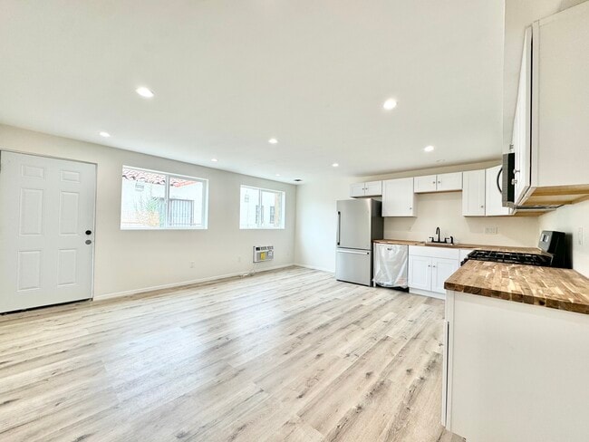 Building Photo - 14615 Gilmore St Unit 1 Rental