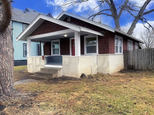 Building Photo - Charming 2-Bedroom Home with Hardwood Floors & Great Location Near Des Moines