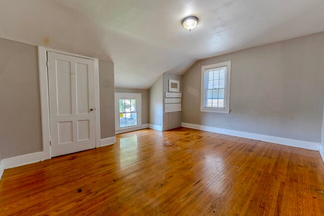 Building Photo - 8 Brighton St Unit 2 Rental