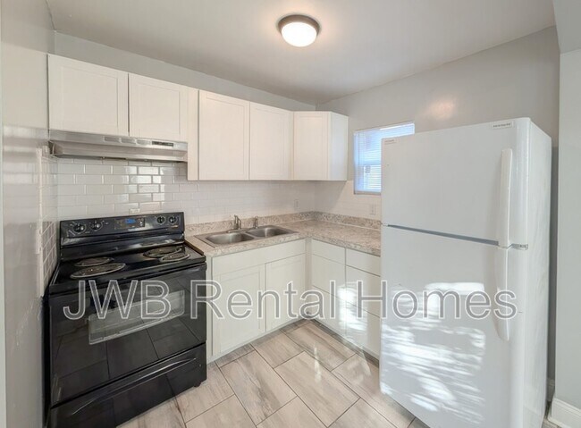 Photo - 6135 Lynnwood Ave