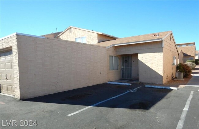 MINUTES FROM EVERTYTHING- AIRPORT, UNLV CA... - MINUTES FROM EVERTYTHING- AIRPORT, UNLV CA... Condo Unit B