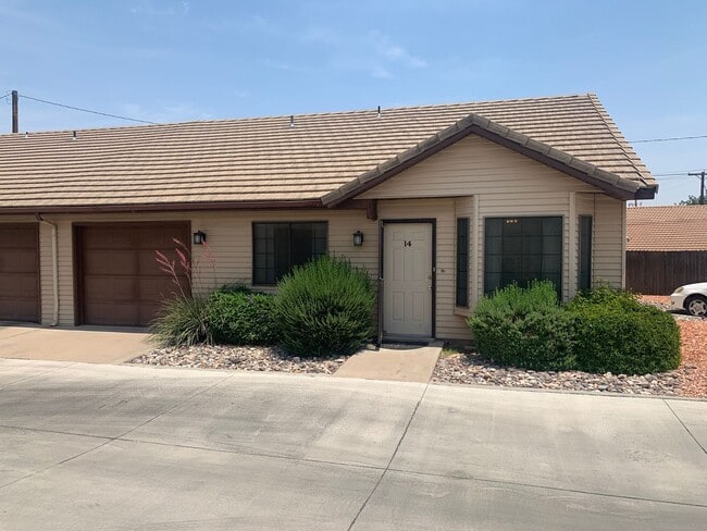 Building Photo - Downtown location. Quiet townhome!