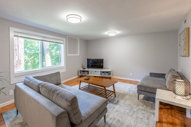 Photo - 2401 Birch Ln Unidad Basement Apt.