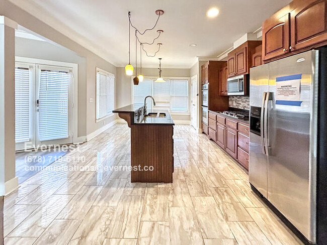 Photo - 3559 Victoria St