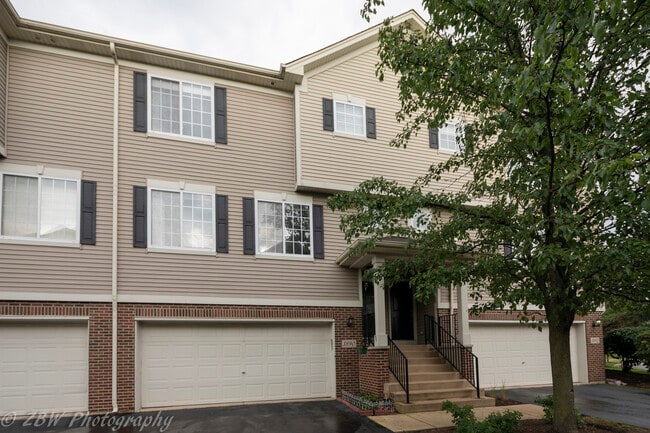 Building Photo - 1890 Fredericksburg Ln