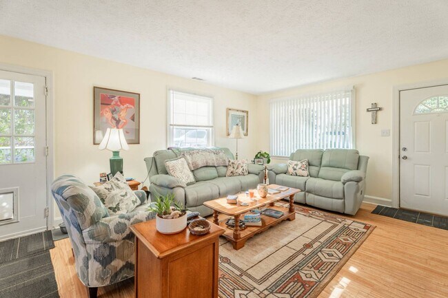 Photo - 104 Sharyn Ln