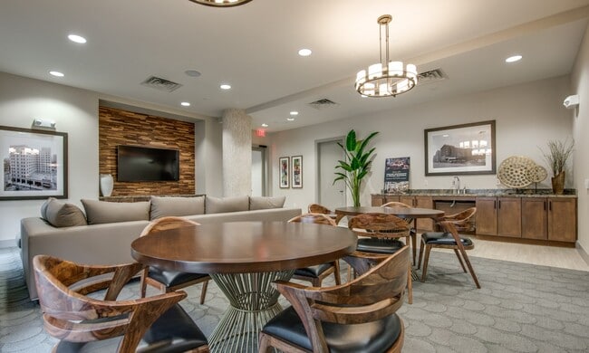 Building Photo - 500 Crawford St Unit 305