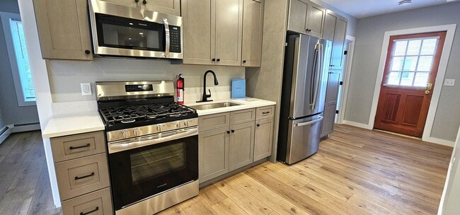 Building Photo - 202 East Ave Unit Apt #1