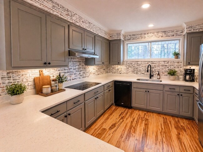 Photo - 323 Forrest Glen Rd