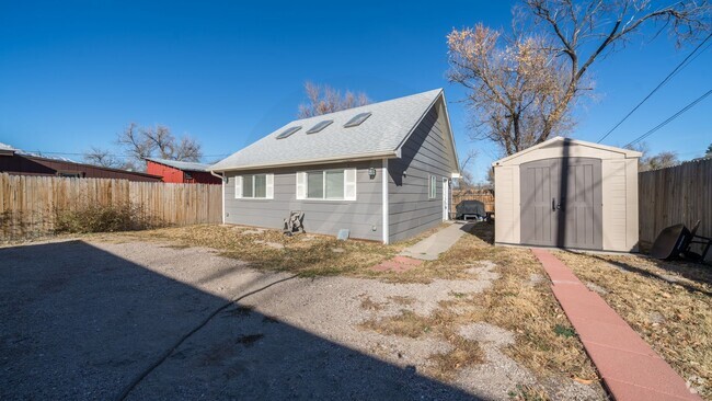 Building Photo - Charming Downtown Cottage Rental