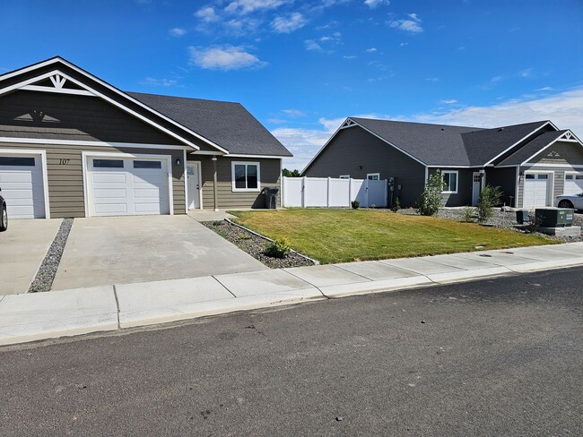 Building Photo - 107 Grant Dr Unit #B