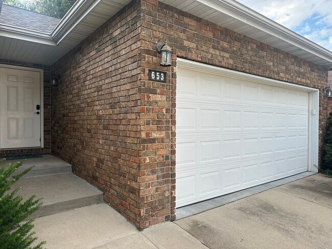 Building Photo - 653 S Hazelnut Ave Rental