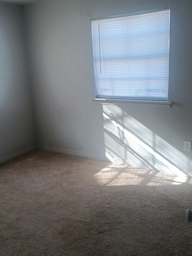 Building Photo - 108 C St