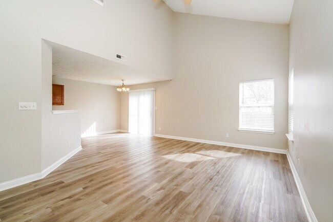 Photo - 4487 Connaught Dr E