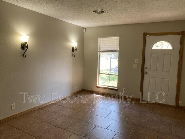 Photo - 429 E Hillcrest Ln