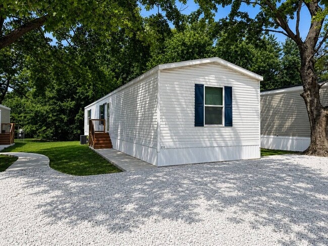Building Photo - 216 Circle Dr