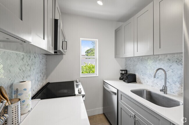 2BR, 2BA - 710SF - Kitchen - SoMi Happy Livin' (Furnished)