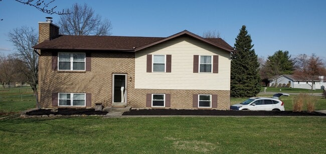 Building Photo - ? Pet Friendly Home ? Fenced in Yard ? Ren...