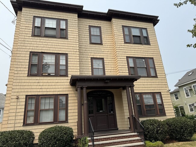 Building Photo - 106 Kenoza Ave Unit 1 Rental