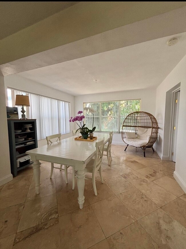 Photo - 927 W Royal Palm Rd