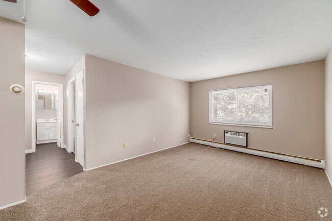 1BR, 1BA - 554SF - Living Room - Kensington Club Apartments