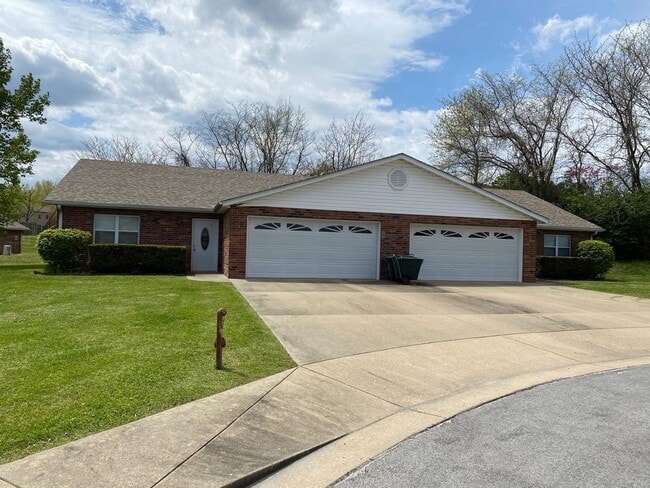 Building Photo - 2bd/2ba apartment available