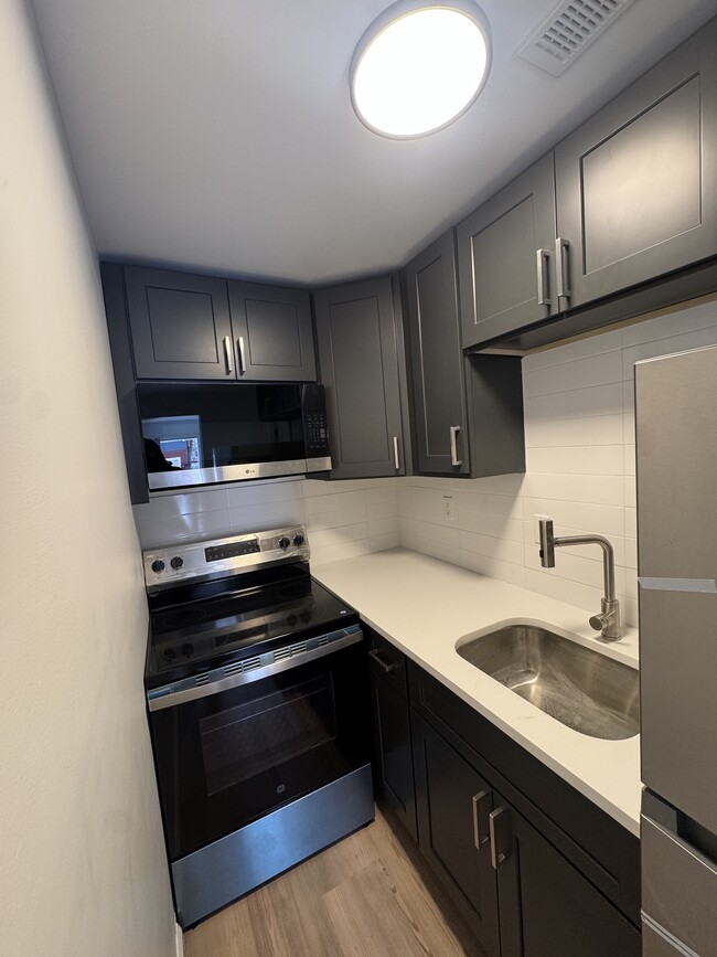 Building Photo - 839 S Jackson St Unit 1