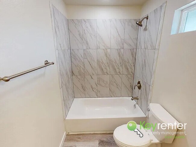 Photo - 7151-7153 Fauntleroy Wy SW Unidad 7153