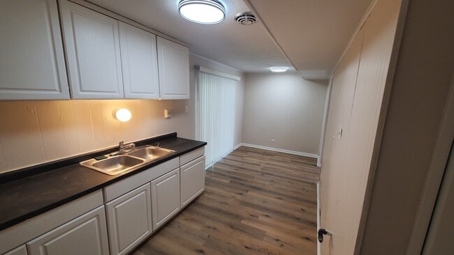 Cocina tipo galera y zona de comedor - 13700 S Eggleston Ave