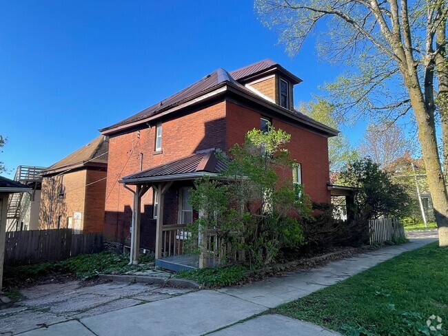 Building Photo - Spacious Five Bedroom Home